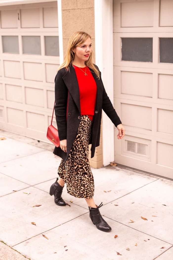motifs tendances 2019 2020, imprimés léopard mode automne, exemple comment porter une jupe avec pull rouge