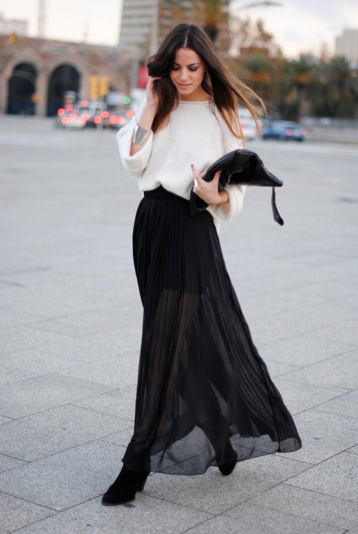 look femme stylé en blanc et noir, idée tenue en jupe plissée longue noire avec pull blanc et bijoux en métal argent