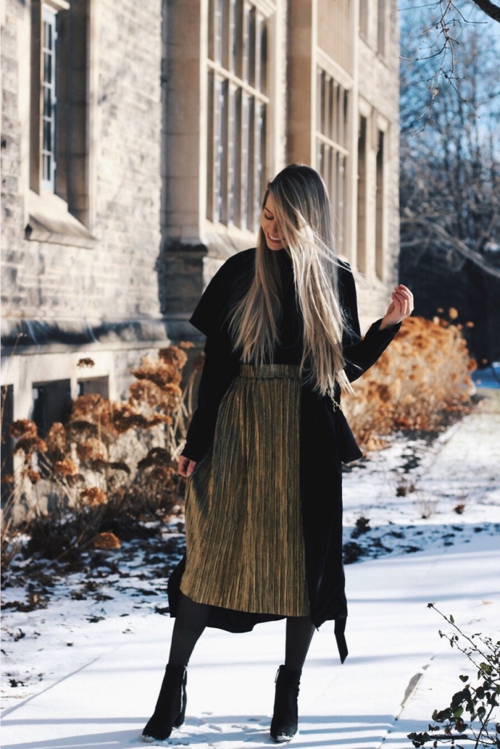 look femme stylé en jupe midi plissée à effet métallisé, modèle de manteau long noir femme, idée tenue facile hiver
