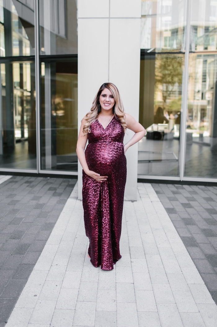 exemple de robe de soirée femme enceinte tendance 2019, modèle de robe longue fluide à décolleté en V couleur violet