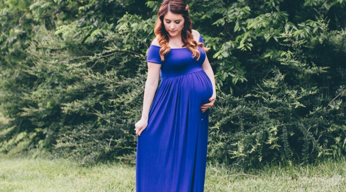 idée robe de soirée femme enceinte, modèle de robe longue fluide de couleur bleu foncé aux épaules tombantes