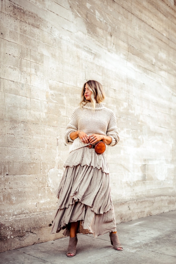 modèle de jupe longue en gris clair coupe asymétrique, idée tenue chic femme hiver avec pull-over et jupe longue