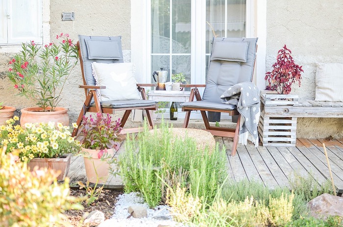 Simple idée salon de jardin pour couple qui aime les plantes vertes, presse à café, chaises pliables