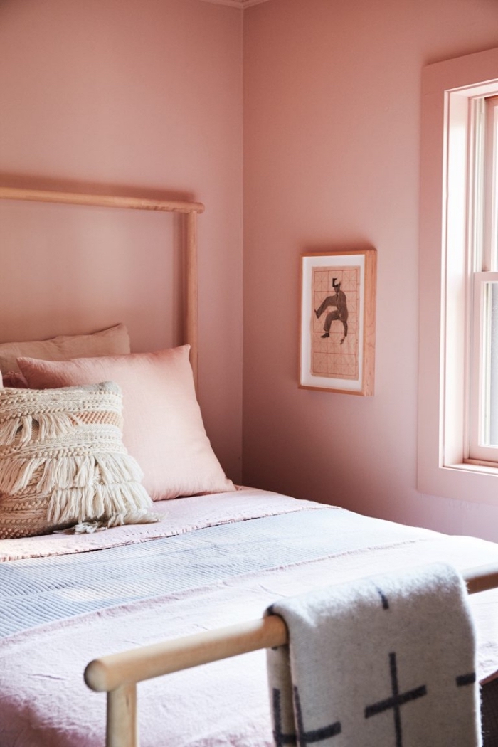 aménagement petite chambre ado fille de style bohème, idée peinture rose pale pour chambre fille avec meubles bois
