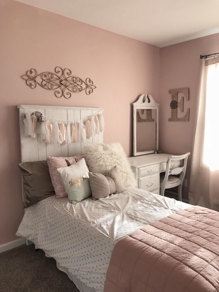 comment aménager une chambre ado fille, idée peinture murale pour chambre fille, deco rose poudré murs et accessoires