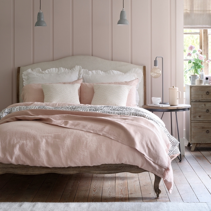 exemple de chambre gris et rose, idée deco rose poudré dans une chambre romantique, couleur chambre adulte