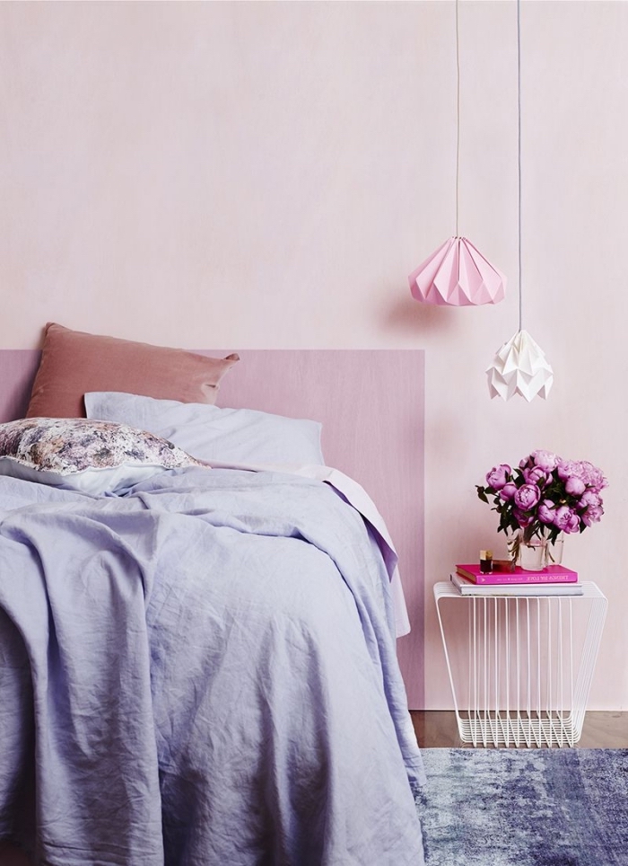 couleur peinture chambre, faire une tête de lit originale avec peinture de couleur rose poudré, exemple chambre moderne en nuances de rose et violet