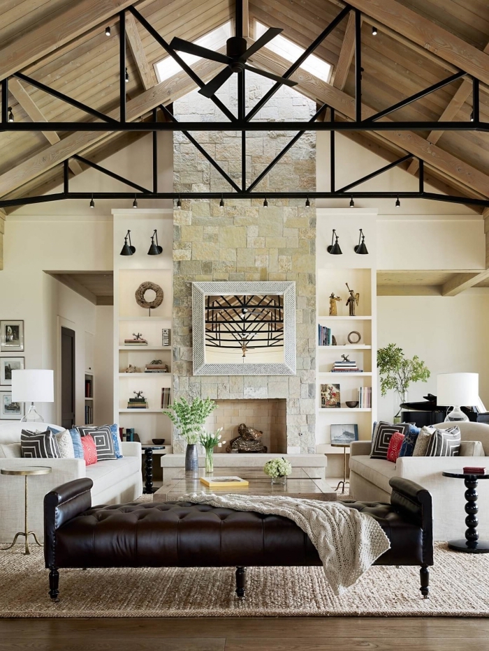 amenagement salon blanc avec plafond à deux pentes couvert de planches bois et fenêtres, idée déco salon cozy avec cheminée