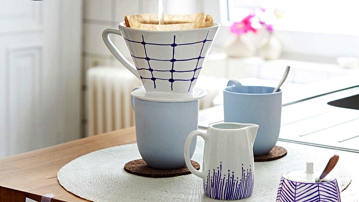 customiser sa vaisselle blanche avec du feutre pour porcelaine, tasse à café graphique en bleu et blanc décorée au feutre à porcelaine