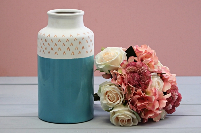 vase céramique en blanc et bleu décoré avec de petits motifs graphiques au feutre porcelain