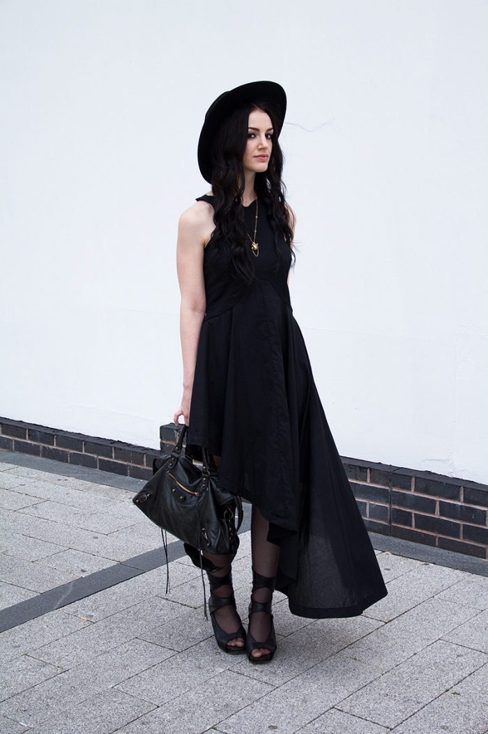 vêtements-femme-deguisement-vampire-robe-noire-coupe-asymétrique-capeline-noire-cheveux-lâchés-collier-or exemple comment s'habiller comme femme vampire pour Halloween, tenue vampire pour femme, idée deguisement halloween adulte