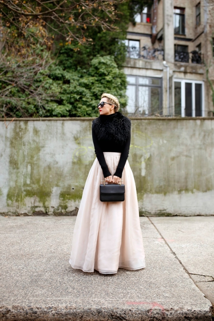 idée comment bien s'habiller, modèle de jupe longue fluide couleur rose pastel combinée avec blouse noire manches longues