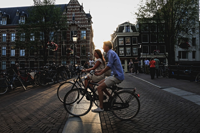 visites guidées en vélo pour découvrir les sites touristiques et les activités insolites à amsterdam