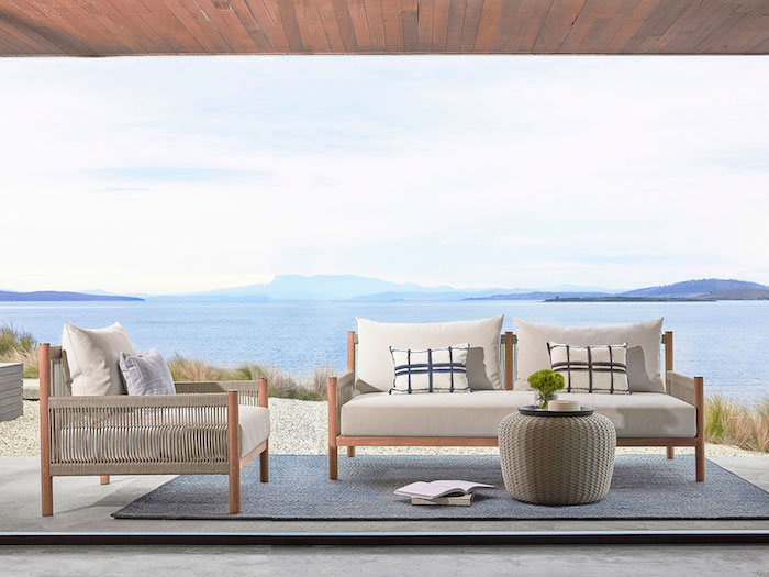 Belle vue, villa au bord de la mer, luxueux salon de jardin design, tabouret en rotin pour table basse