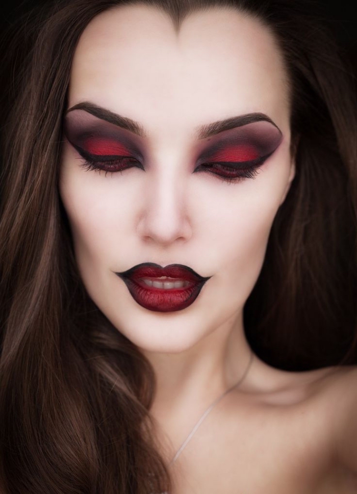 technique de maquillage visage contouring avec fond de teint blanc et poudre mate, makeup yeux vampire aux fards rouge