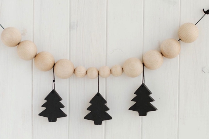 activité manuelle noel facile et rapide, fabriquer une guirlande de Noël avec perles de bois et mini figurines arbre de Noel