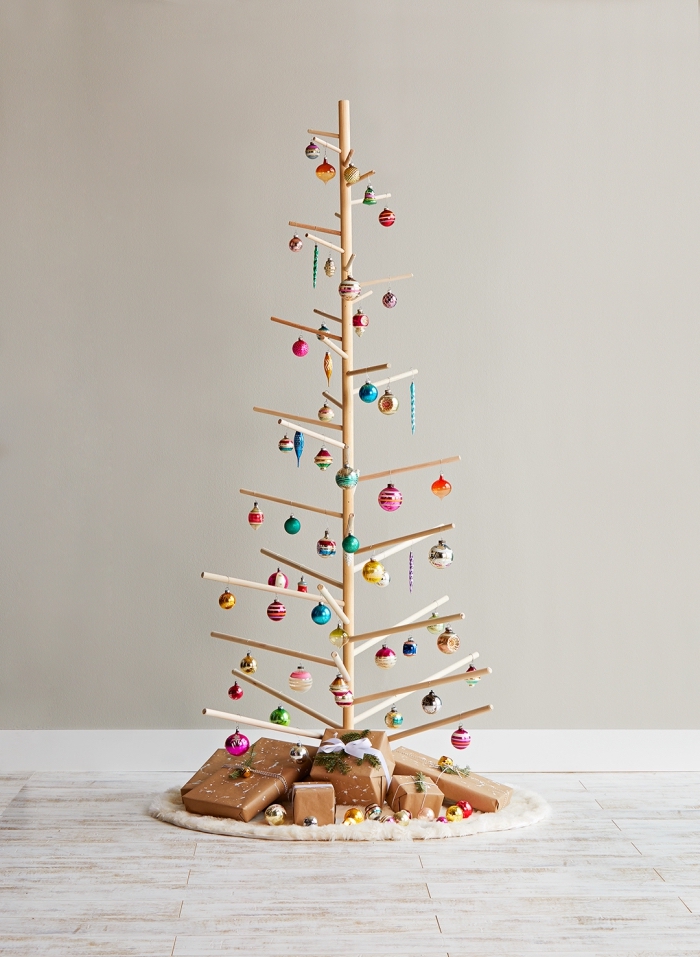 idee deco sapin de noel original, modèle arbre de Noël à fabriquer soi-même avec bâtonnets de bois de différentes tailles