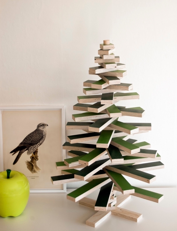 idee deco sapin de noel à réaliser soi-même à petit budget, modèle d'arbre de Noël DIY en planches de bois peintes en vert