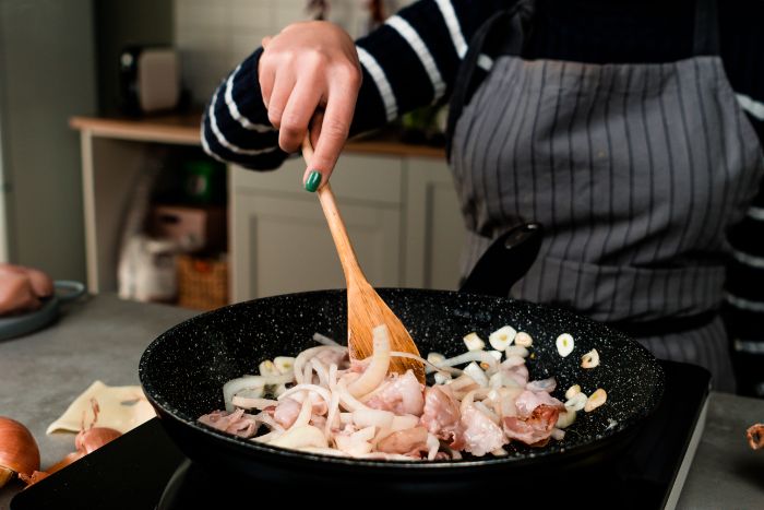 ajouter les oignons et cuire, idée repas invité du soir simple au bacon, de l ail et des oignons, recette cordon bleu blanc de poulet