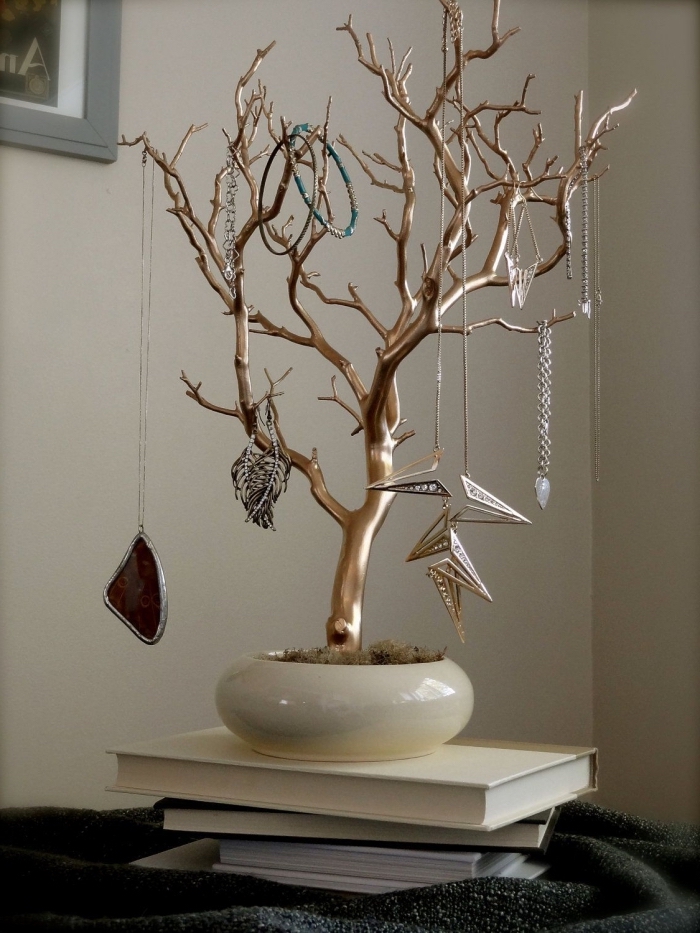 comment réaliser un arbre à bijoux facile, diy rangement pour bijoux fait main avec branche dorée dans un bol