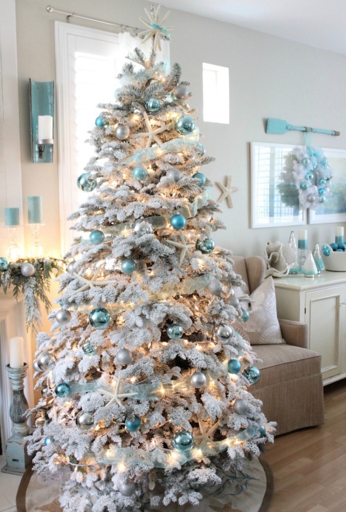 modèle de sapin enneigé décoré avec ornements turquoise et blanc, réaliser une décoration de Noël sur thème bord de mer