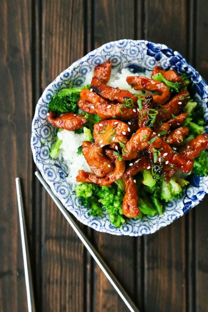 assiette avec canapé de riz et brocolis et viande bouchée glacées en top pour votre menu sain