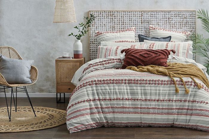 Idée déco chambre adulte, inspiration chambre grise design, avec quelle couleur associer le gris, rose et bleu pastel couverture de lit, chaise rotin, plantes vertes