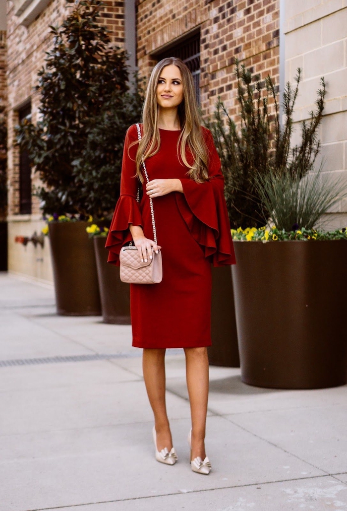 Rouge robe moulante avec grandes manches évasées, robe de noël rouge et chaussures à talon haut, comment s'habiller pour un diner festif