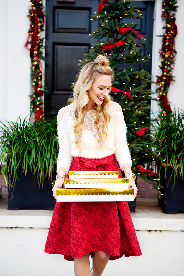 Jupe rouge et pull blanc avec dentelle, deux pièces robe pour noel, idée tenue de fete, saison festive, femme avec cadeaux dans la main