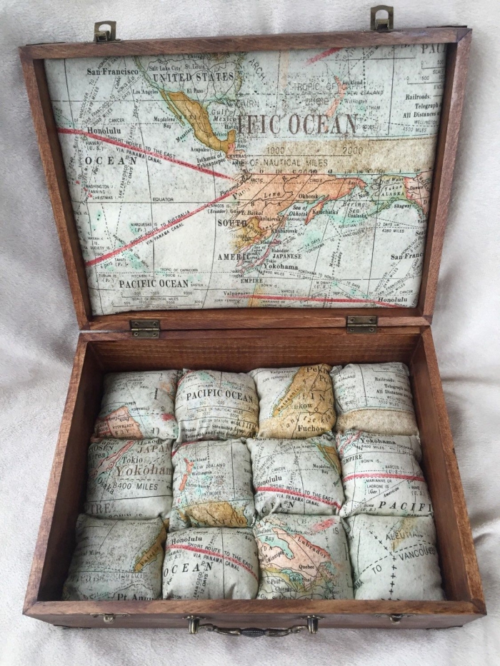idée cadeau pour fans des voyages, diy boite a bijoux en bois personnalisée avec tissu à design carte du monde