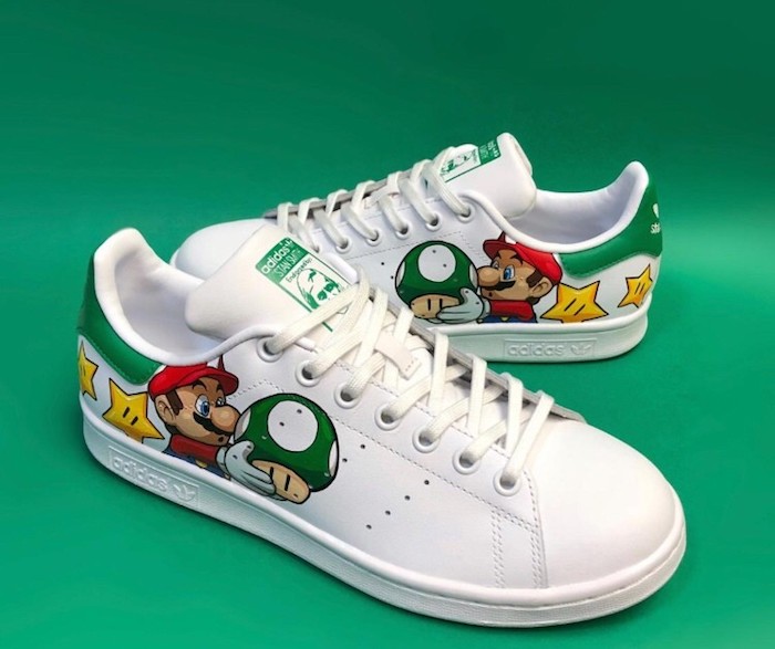 Super Mario et la le champignon vert chaussure personnalisable, inspiration adidas à personnaliser soi meme, stan smith paire de chaussures avec dessin de mario