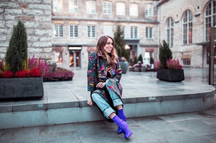 tenue chic femme en jeans clairs 7/8 et bottines cuir violet, modèle de manteau longueur genoux à imprimés floraux