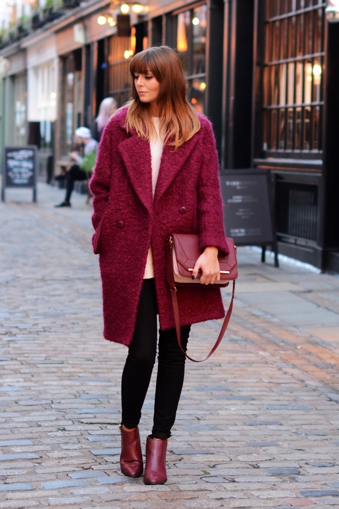 look tendance femme 2019 en pantalon fit avec blouse loose et manteau oversize de couleur tendance burgundy