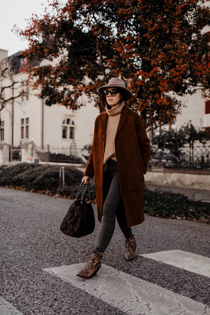 couleurs mode hiver 2019, tenue quotidienne chic en jeans foncés avec pull loose et manteau oversized en marron