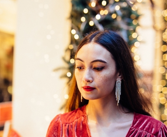 idée maquillage de noël 2019, make-up de Noël avec rouge à lèvre rouge et eye-liner noir à effet yeux de chat