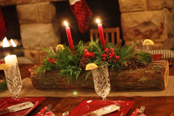 idée deco table noel de style rustique, comment dresser une table de Noël avec objets décoratifs fait maison en bois