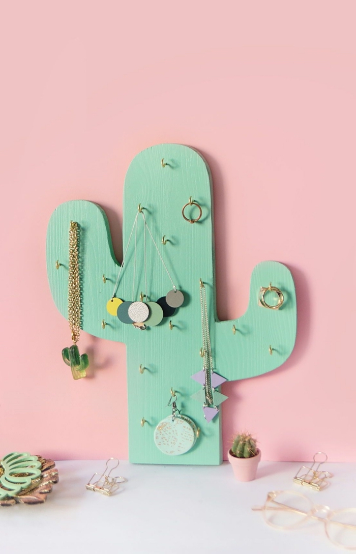 DIY porte bijoux original à design cactus, bricolage facile chambre ado, planche de bois en forme cactus peinte en vert avec crochets pour bijoux