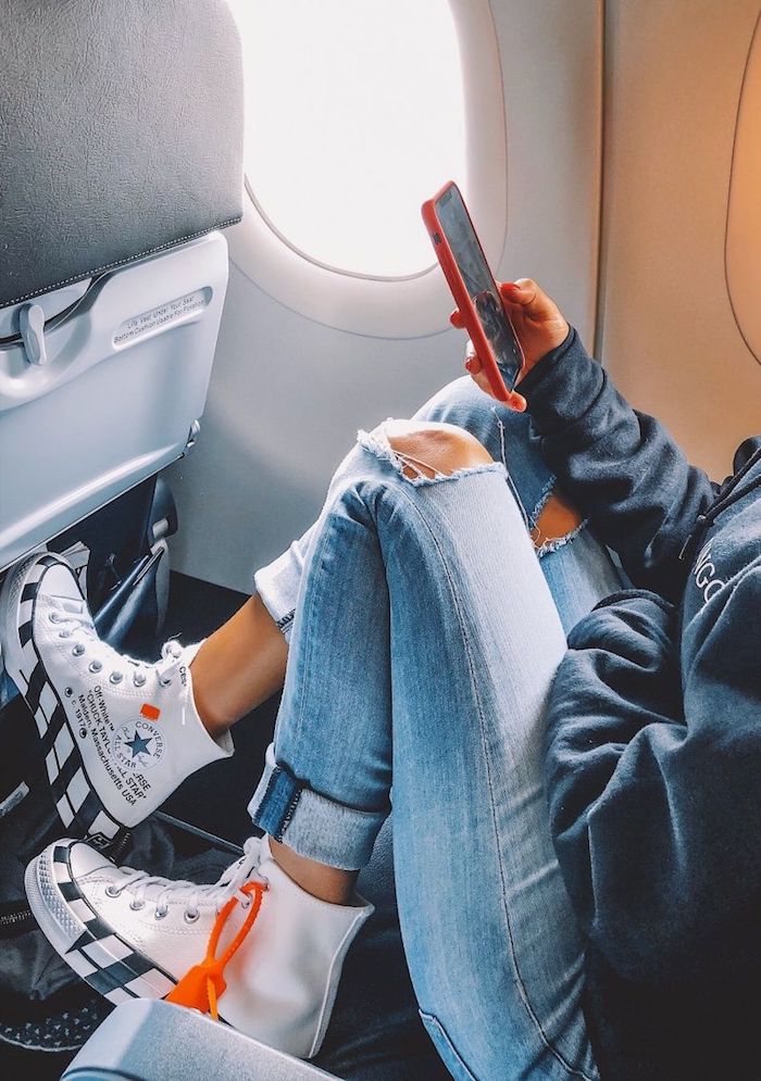 Fille dans l'avion, photo converse basket blanche haute avec citation sur la côté, la meilleure idée pour personnaliser ses chaussure, tenue avec basket swag 