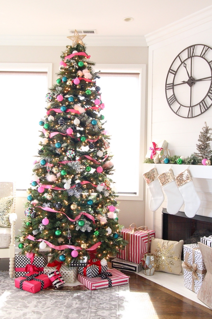 comment decorer un sapin moderne pour un salon blanc, modèle gros arbre de Noël décoré avec rubans rose