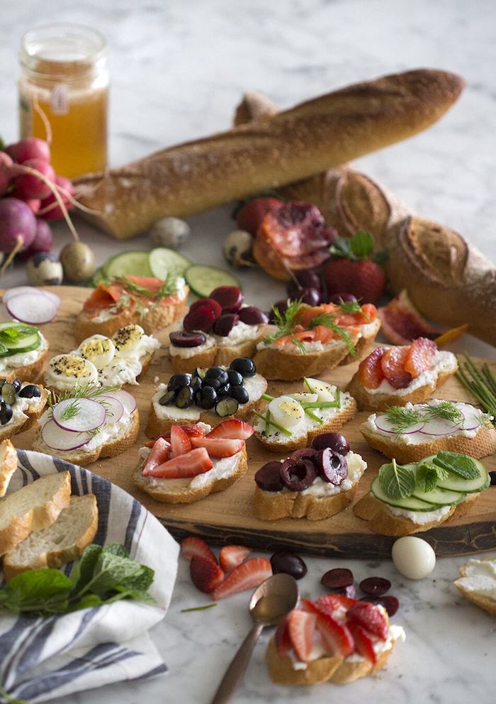 Planché pleine de toast de noël à garnir avec fraises, concombres, oeufs ou olives, forme de noél festive