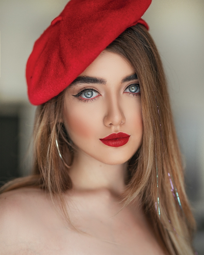 accessoire tête en forme de béret rouge pour Noël, maquillage facile avec eye-liner et ombres à paupières nude