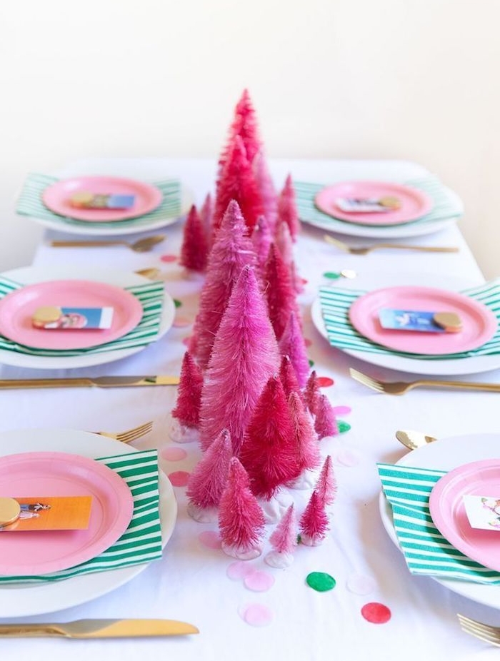 décoration de noel à fabriquer pour adultes, centre de table en sapins rouges et rose, assiettes blanches avec assiettes de papier rose