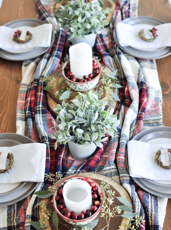 centre de table en couverture colorée, plantes en pot et bougies dans bols avec canneberges, bricolage de noel pour decorer la table