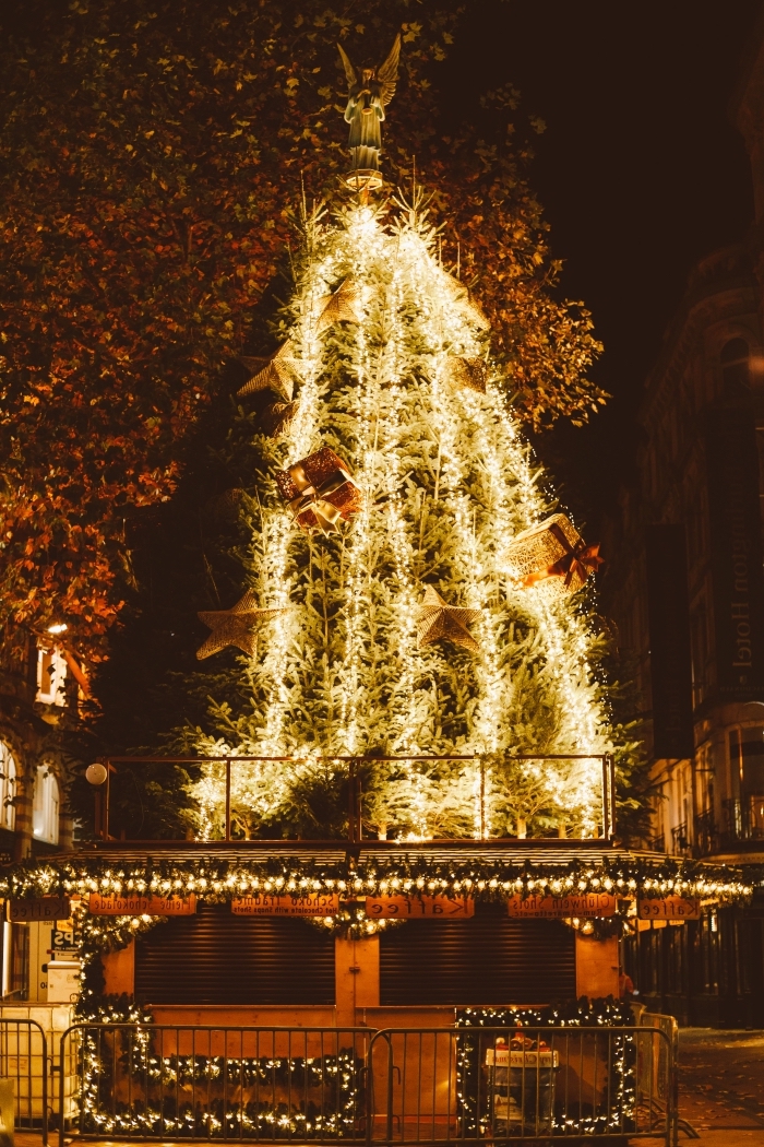 joyeux noel image pour fond d'écran portable, photographie de nuit avec image sapin de Noël géant et lumineux