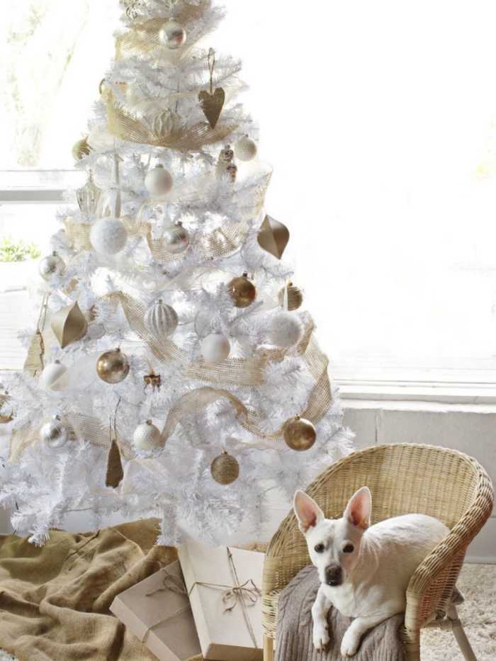 décoration sapin de Noël tendance, deco sapin noel blanc avec ruban doré et boules blanches, modèle de sapin stylé en blanc et or avec ornements métalliques