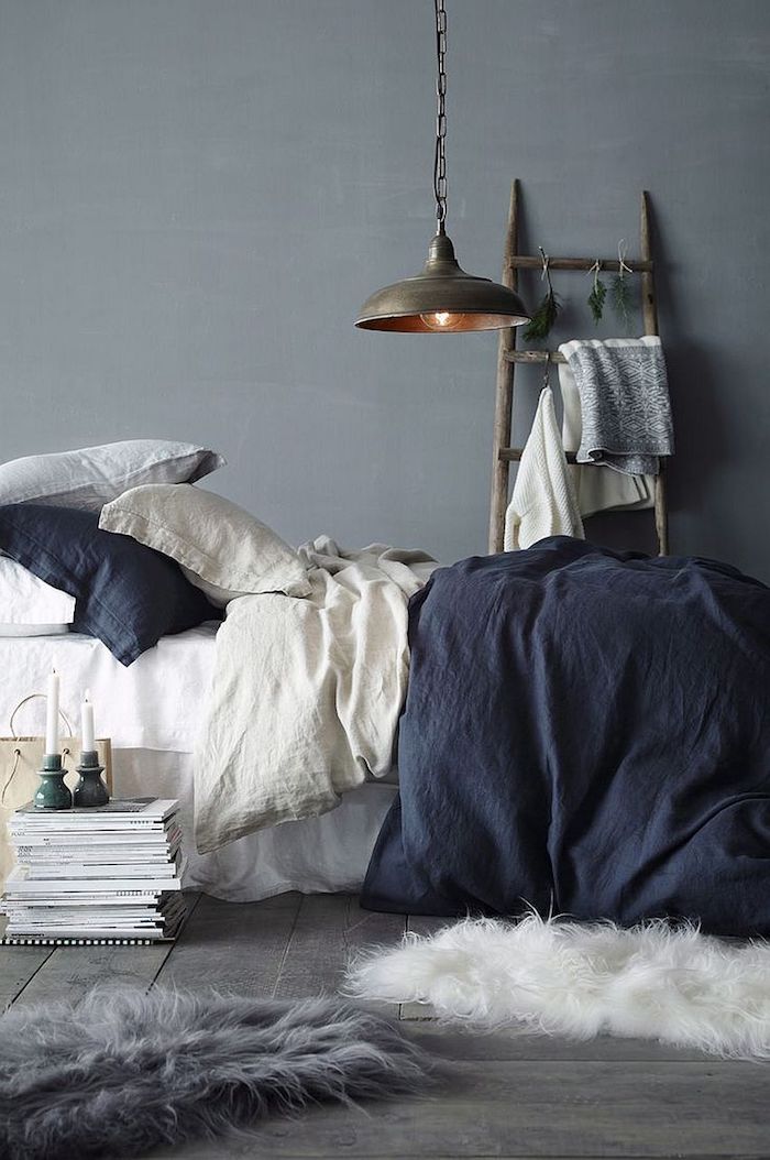Echelle de rangement, lit avec couverture coton bleu et blanc, coussins sur le lit double confortable, peinture gris clair, est-ce que le gris est une couleur 