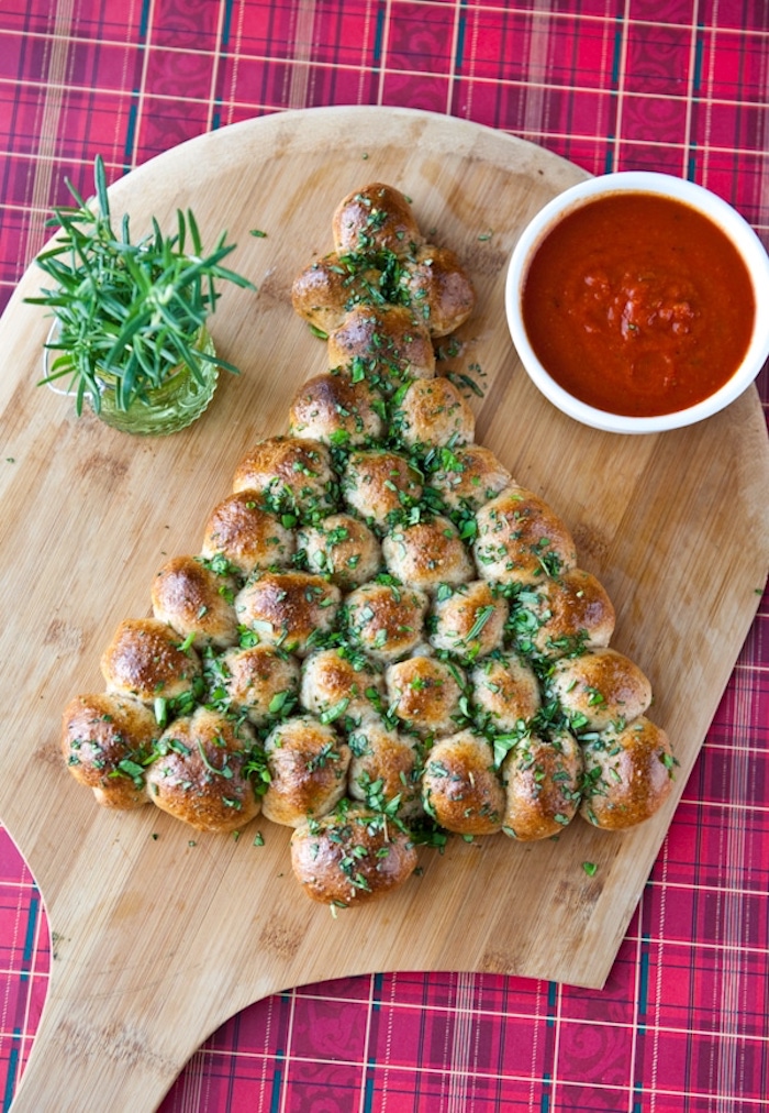 Faire un pain au ail à la forme de sapin de Noël avec sauce à tomates, toast apero, aperitif noel, choix de pain de noël et comment le garnir