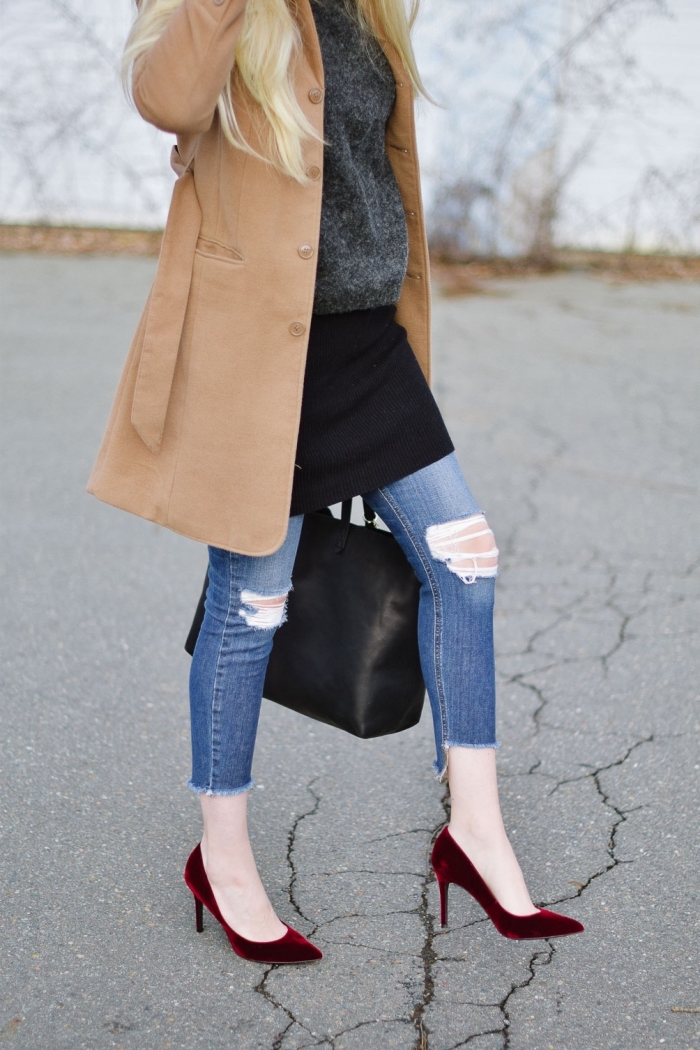 comment bien s'habiller en hiver, style vestimentaire femme casual chic en jeans troués avec chaussures hautes