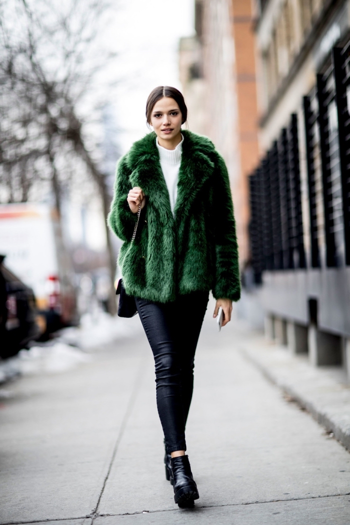 modèle de manteau tendance 2019 de couleur vert émeraude, tenue femme chic en pantalon simili cuir et bottines hautes