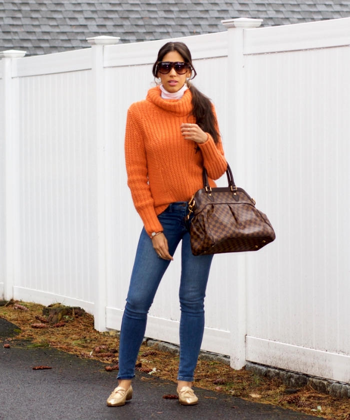 vêtement femme de couleur orange tendance hiver 2020, modèle de jeans fit combinés avec top orange et accessoires or et marron